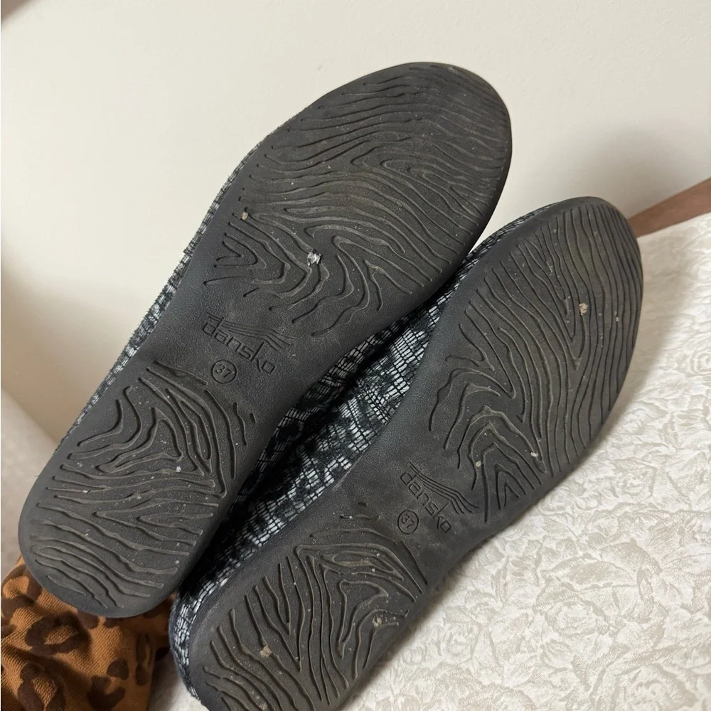 Dansko Larisa Grey Black Leopard Print Animal Print Slip On Flat Loafers Size 7